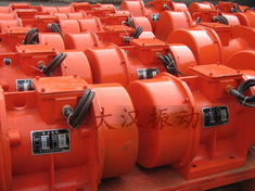 YZS振動(dòng)電機(jī)：加裝防護(hù)外殼，密封性強(qiáng)不易損壞。