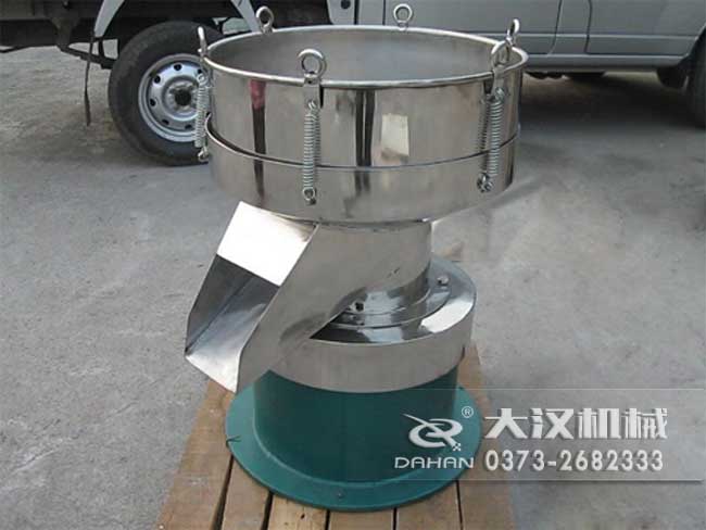涂料振動篩由：框體，振動斗，出料口，振動電機底座等部件組成