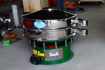 800型單層三次元振動(dòng)篩，產(chǎn)量可達(dá)800kg/h。