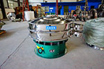 1200型三次元振動(dòng)篩，產(chǎn)量可達(dá)2100kg/h。